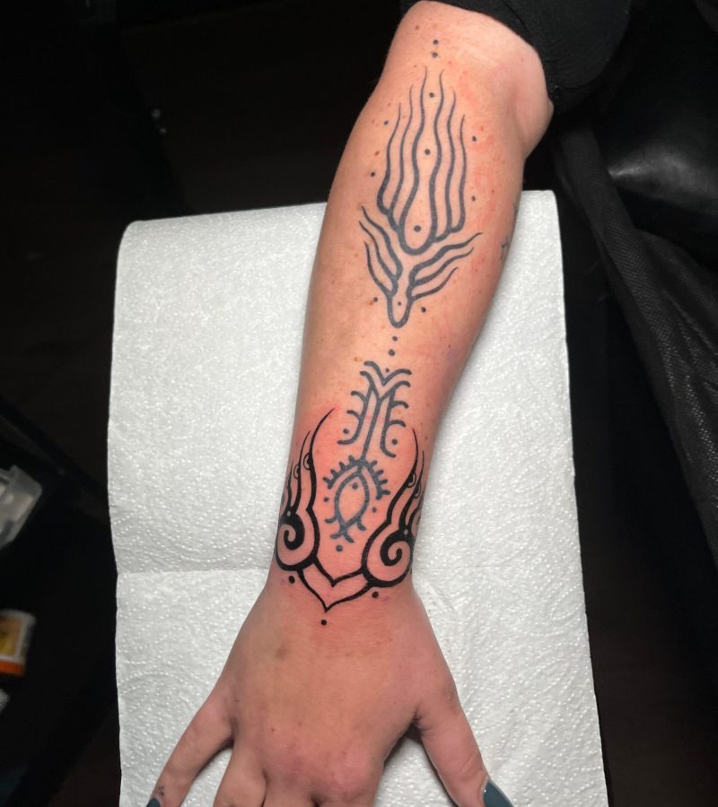 Tatuaje ornamental con detalles simétricos y finos, realizado en Golden Tears Tattoo Barcelona