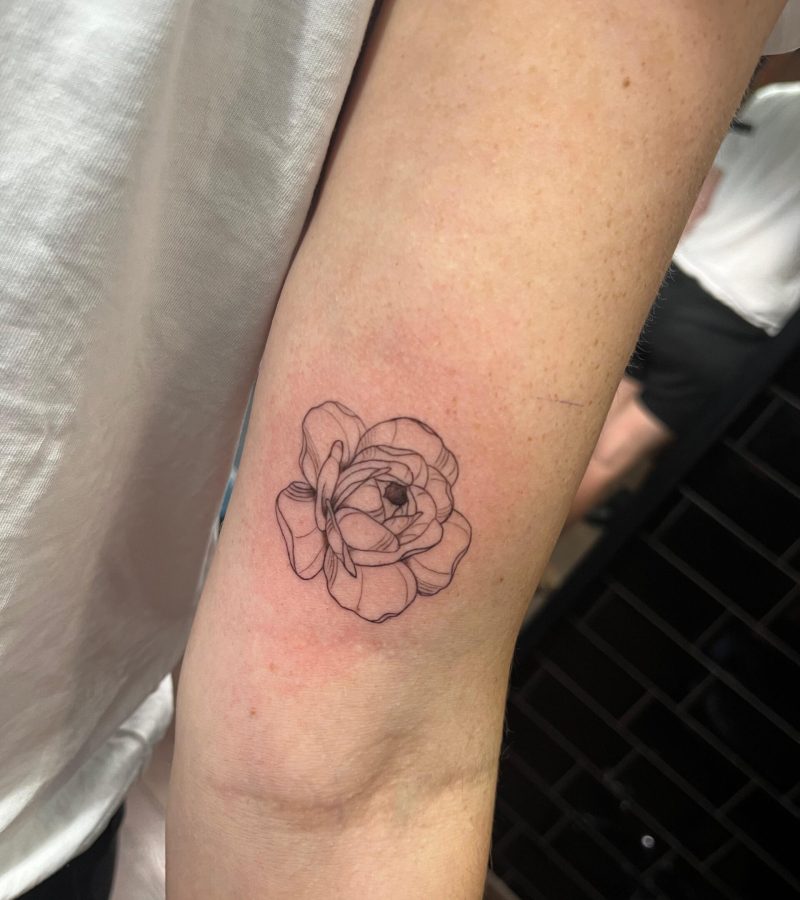 Tatuaje fine line trazo limpio realizado en Golden Tears Tattoo Barcelona