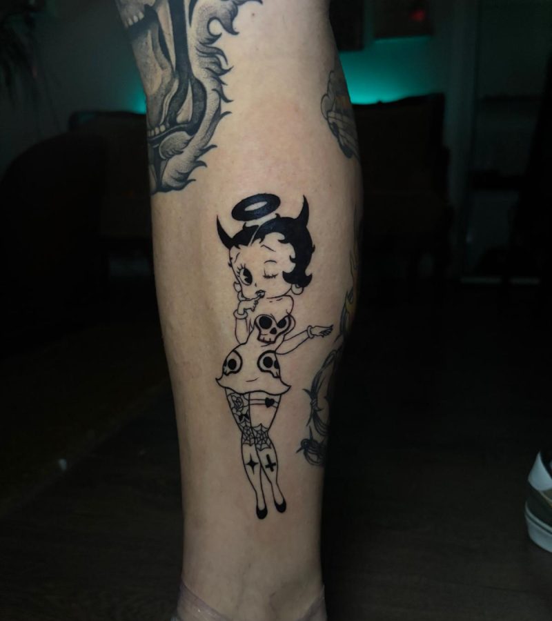 Tatuaje blackwork detallado y oscuro, estilo potente y volumétrico