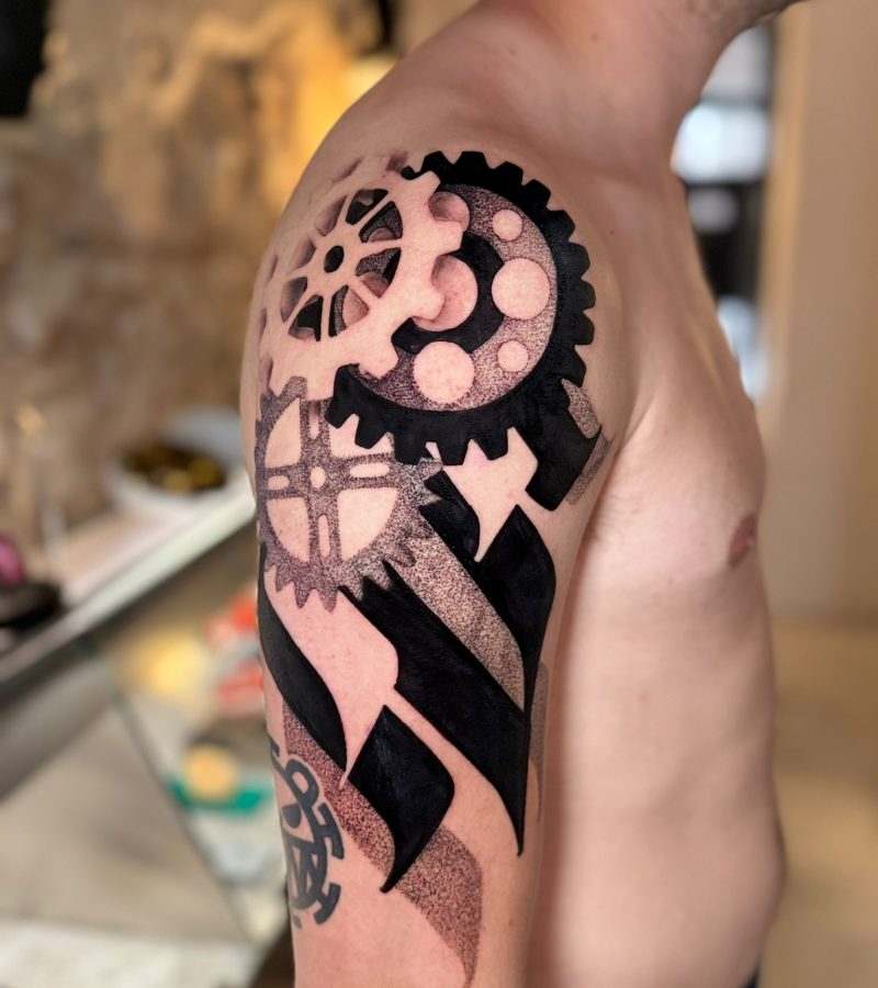 Tatuaje ornamental con detalles simétricos y finos, realizado en Golden Tears Tattoo Barcelona