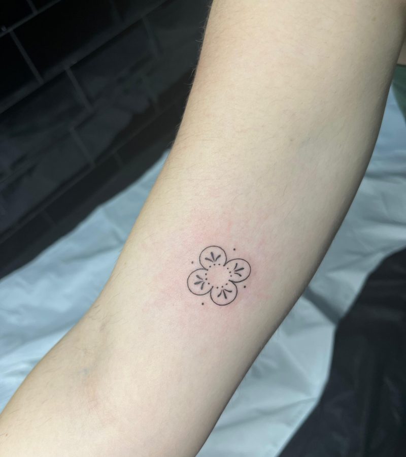 Tatuaje fine line delicado y preciso, estilo minimalista realizado en Golden Tears Tattoo Barcelona