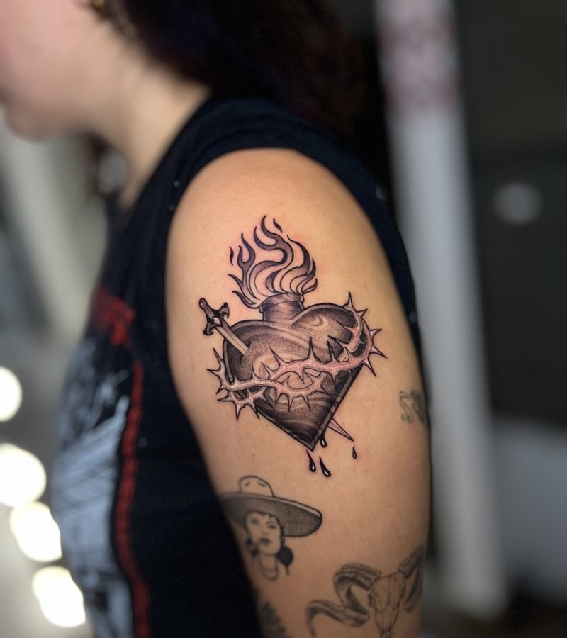 Tatuaje neotradicional con sombras y detalles en negro, Golden Tears Tattoo Barcelona