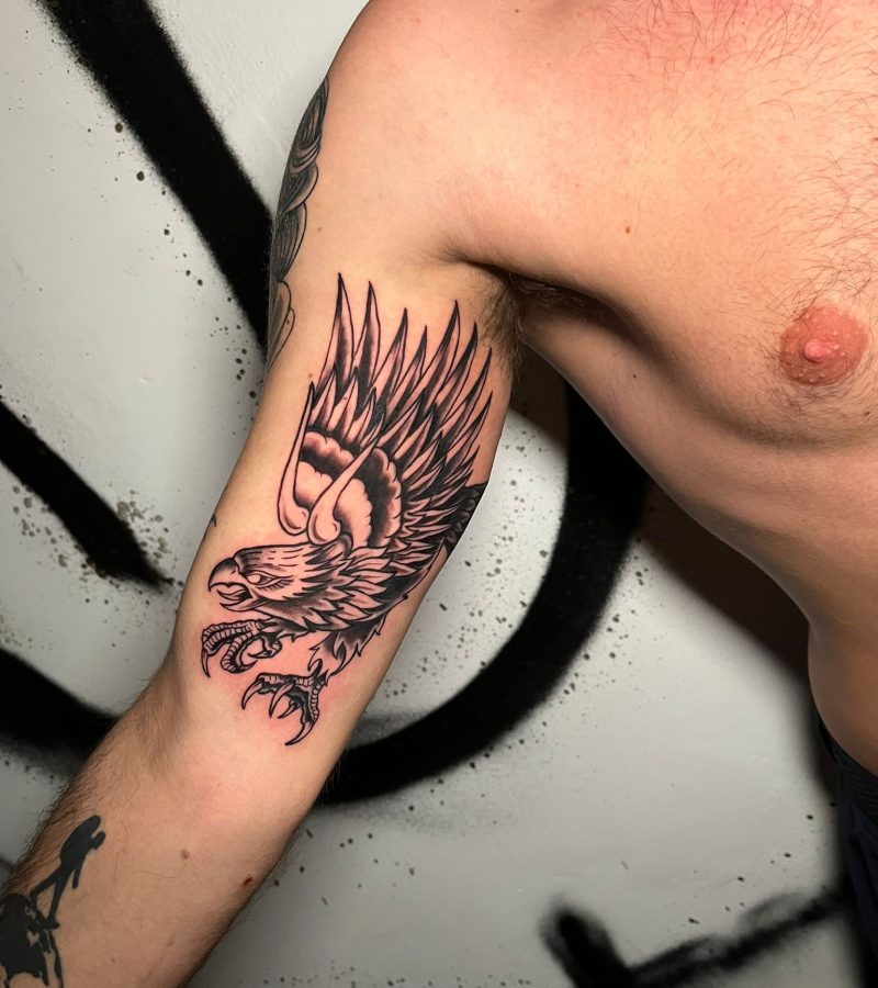 Tatuaje old school colorido con líneas definidas y estilo clásico, Golden Tears Tattoo Barcelona