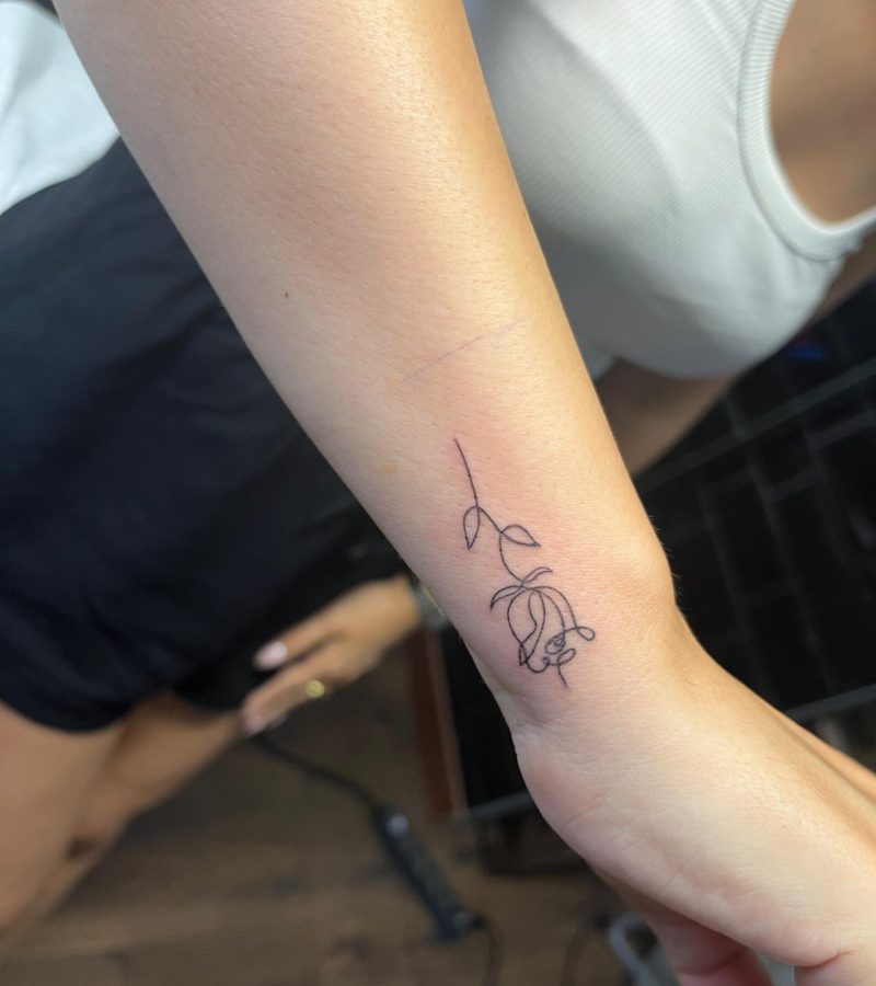 Tatuaje fine line delicado realizado en Golden Tears Tattoo Barcelona