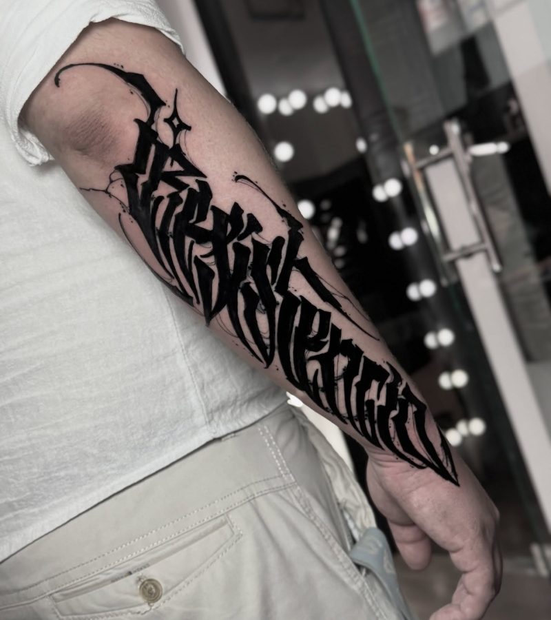 Tatuaje lettering en brazo, estilo elegante y limpio, Golden Tears Tattoo Barcelona