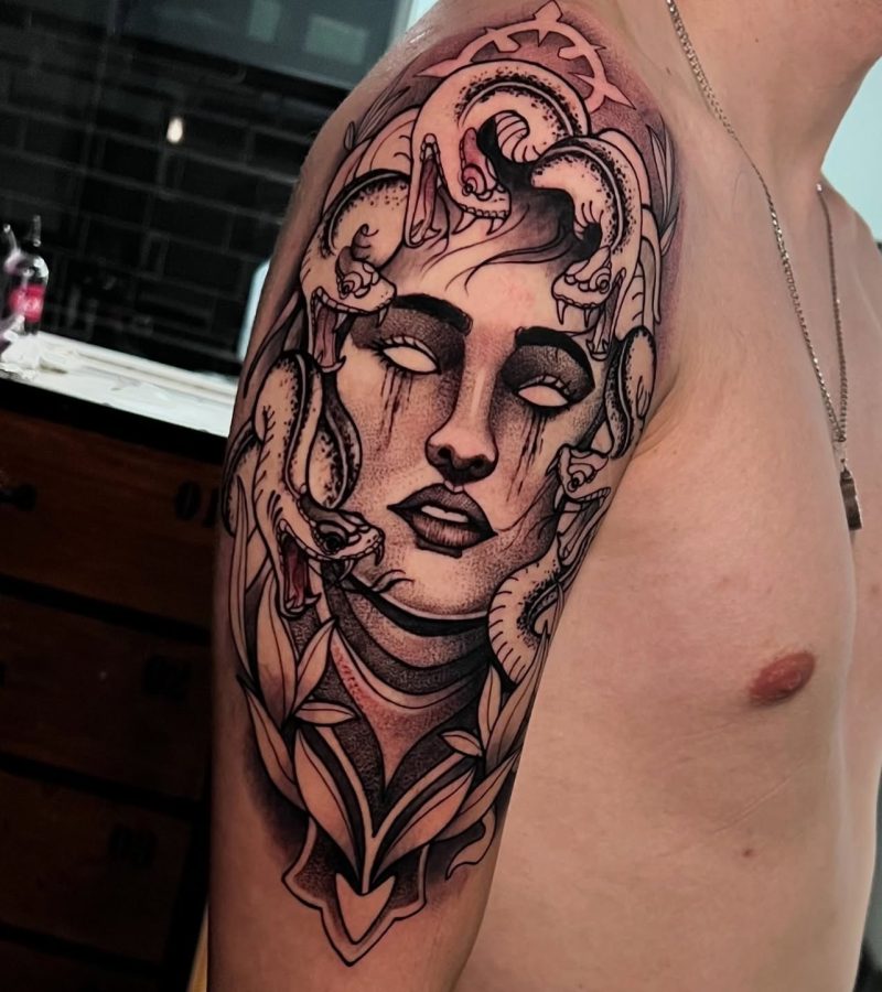 Tatuaje neotradicional en negro y gris, con sombras y contraste, Golden Tears Tattoo Barcelona